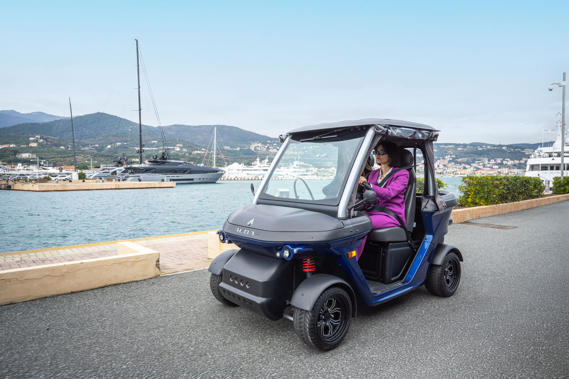 cart elettrico premium 2 posti Alba 2SC configurato nel colore Royal Blue con cerchi in lega e tendalino abitacolo