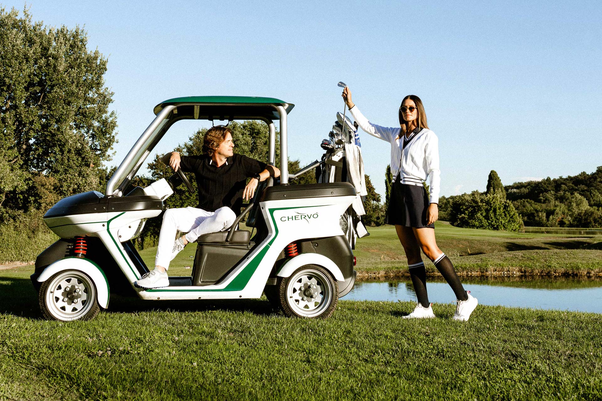 Alba GC, il golf cart premium firmato dal designer italiano Walter de Silva, e personalizzato Chervò partner Albamobility, combina stile e comfort per distinguersi sul campo da golf.