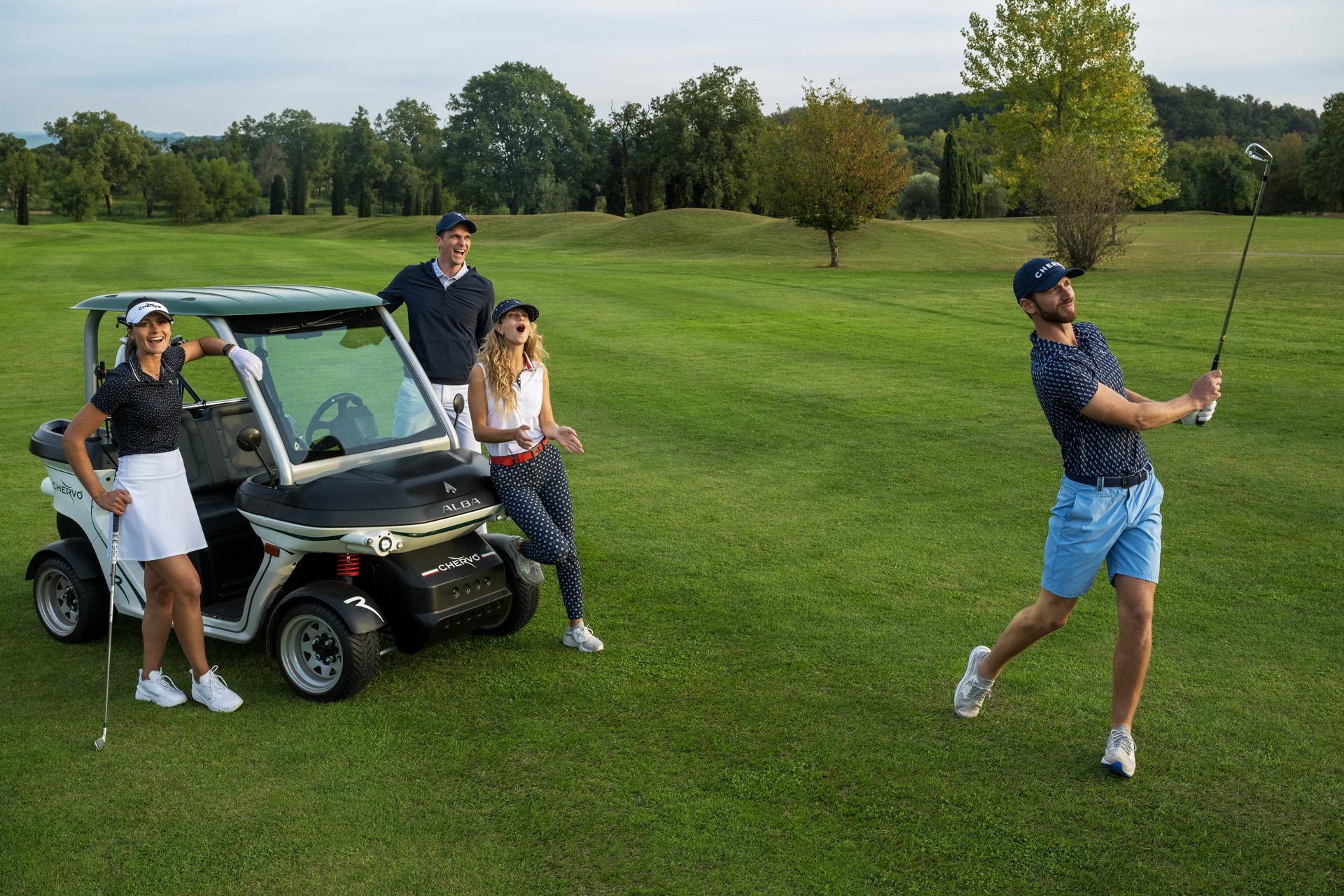 Alba GC, il golf cart premium Albamobility firmato dal designer italiano Walter de Silva, e personalizzato Chervò, combina stile luxury e comfort per distinguersi nel gioco del golf.