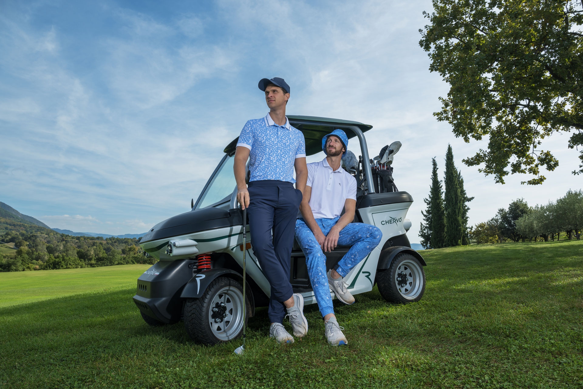 Alba GC, il golf cart premium firmato dal designer italiano Walter de Silva, e personalizzato Chervò, combina stile e comfort per distinguersi sul campo da golf.